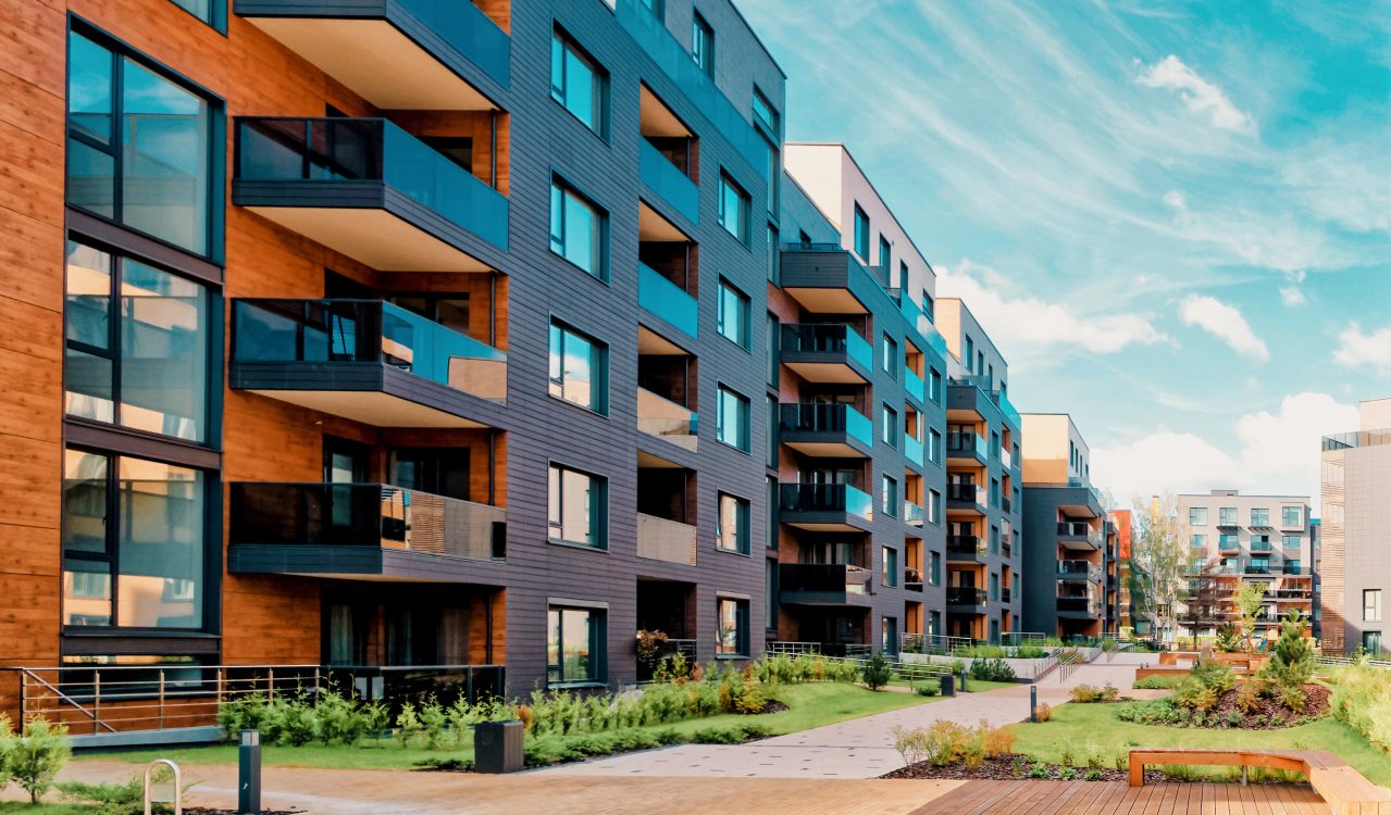 nytt og moderne borettslag med blokker i ulike bruke trematerialer med flotte grøntområder